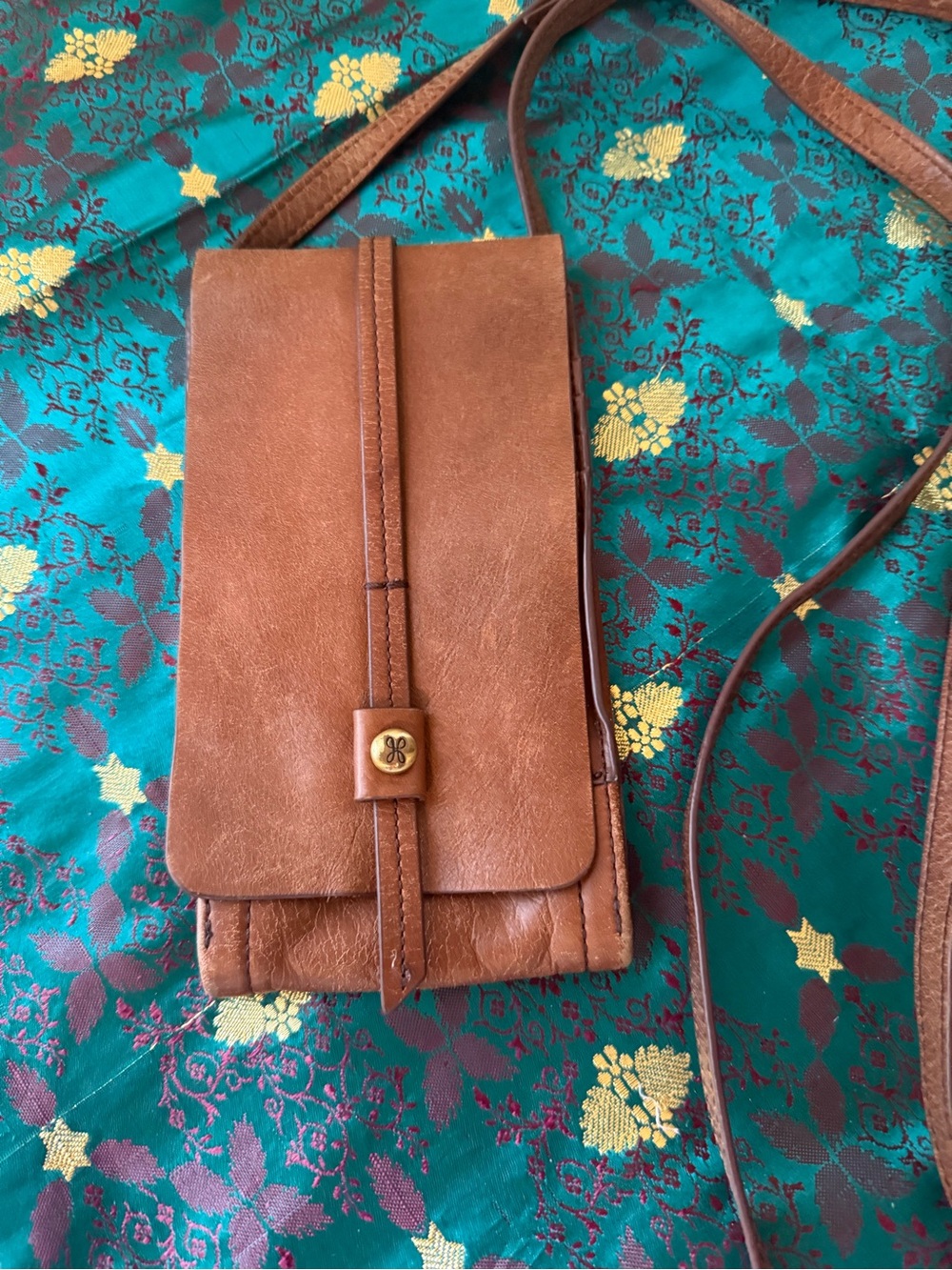Hobo International Token Leather Smartphone Wallet Crossbody-Caramel - Picture 3 of 6